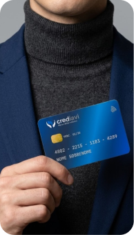 Pessoa segurando cartão Crediavi
